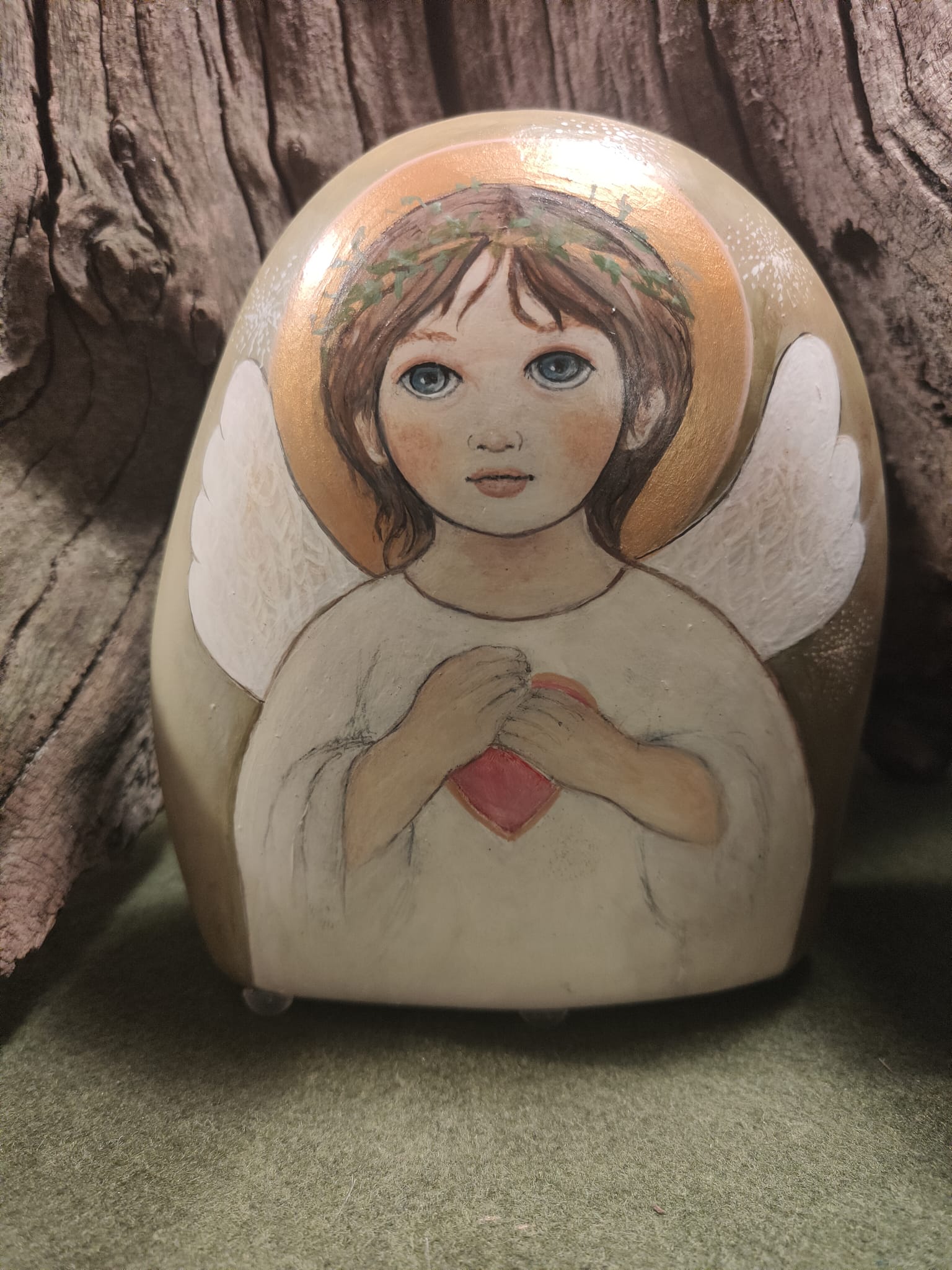 ENGEL MIT HERZ - Acryl, lackiert auf Stein, Preis auf Anfrage</br></br>Gerne fertige ich auf Anfrage auch personalisierte Werke oder Geschenke für jeden Anlass z.B. Hochzeit, Geburt, Taufe an.