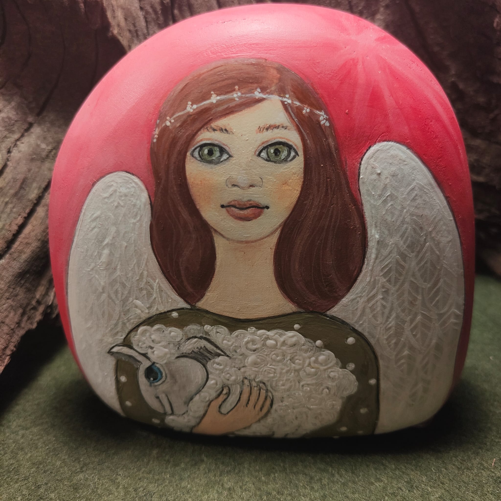 ENGEL MIT SCHAF - Acryl, lackiert auf Stein, Preis auf Anfrage</br></br>Gerne fertige ich auf Anfrage auch personalisierte Werke oder Geschenke für jeden Anlass z.B. Hochzeit, Geburt, Taufe an.