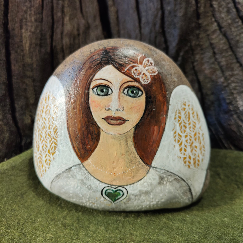 ENGEL MIT HERZ - Acryl, lackiert auf Stein, Preis auf Anfrage</br></br>Gerne fertige ich auf Anfrage auch Ihren persönlichen Engel, personalisierte Werke oder Geschenke für jeden Anlass z.B. Hochzeit, Geburt, Taufe an.